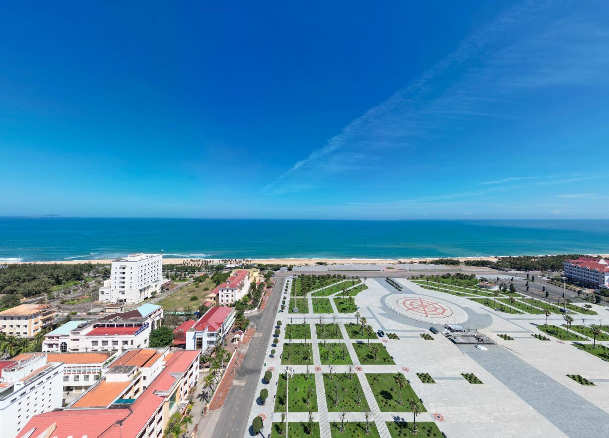 Wink Hotel Tuy Hoa Beach - 24Hrs Stay & Rooftop Pool Bar エクステリア 写真